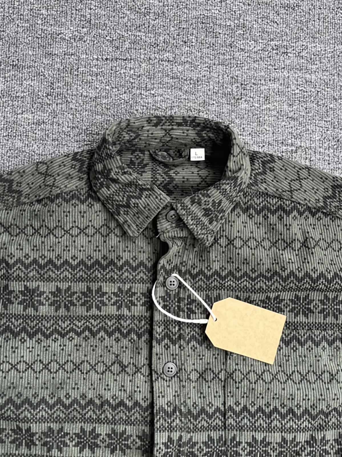 製品画像: 4色展開の民族風ヴィンテージプリントコーデュロイシャツ。ウォッシュ加工された柔らかいコーデュロイ素材の長袖シャツの全体展示画像。個性的なデザインと快適な着心地を特徴とするメンズ・レディース向けトップス。
詳細画像: 高品質のコットン製ストレッチコーデュロイ素材を使用した民族風プリントシャツのディテールクローズアップ画像。細かなプリントのデザインと素材の質感が強調されている画像。