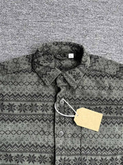 製品画像: 4色展開の民族風ヴィンテージプリントコーデュロイシャツ。ウォッシュ加工された柔らかいコーデュロイ素材の長袖シャツの全体展示画像。個性的なデザインと快適な着心地を特徴とするメンズ・レディース向けトップス。
詳細画像: 高品質のコットン製ストレッチコーデュロイ素材を使用した民族風プリントシャツのディテールクローズアップ画像。細かなプリントのデザインと素材の質感が強調されている画像。