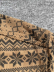 製品画像: 4色展開の民族風ヴィンテージプリントコーデュロイシャツ。ウォッシュ加工された柔らかいコーデュロイ素材の長袖シャツの全体展示画像。個性的なデザインと快適な着心地を特徴とするメンズ・レディース向けトップス。
詳細画像: 高品質のコットン製ストレッチコーデュロイ素材を使用した民族風プリントシャツのディテールクローズアップ画像。細かなプリントのデザインと素材の質感が強調されている画像。