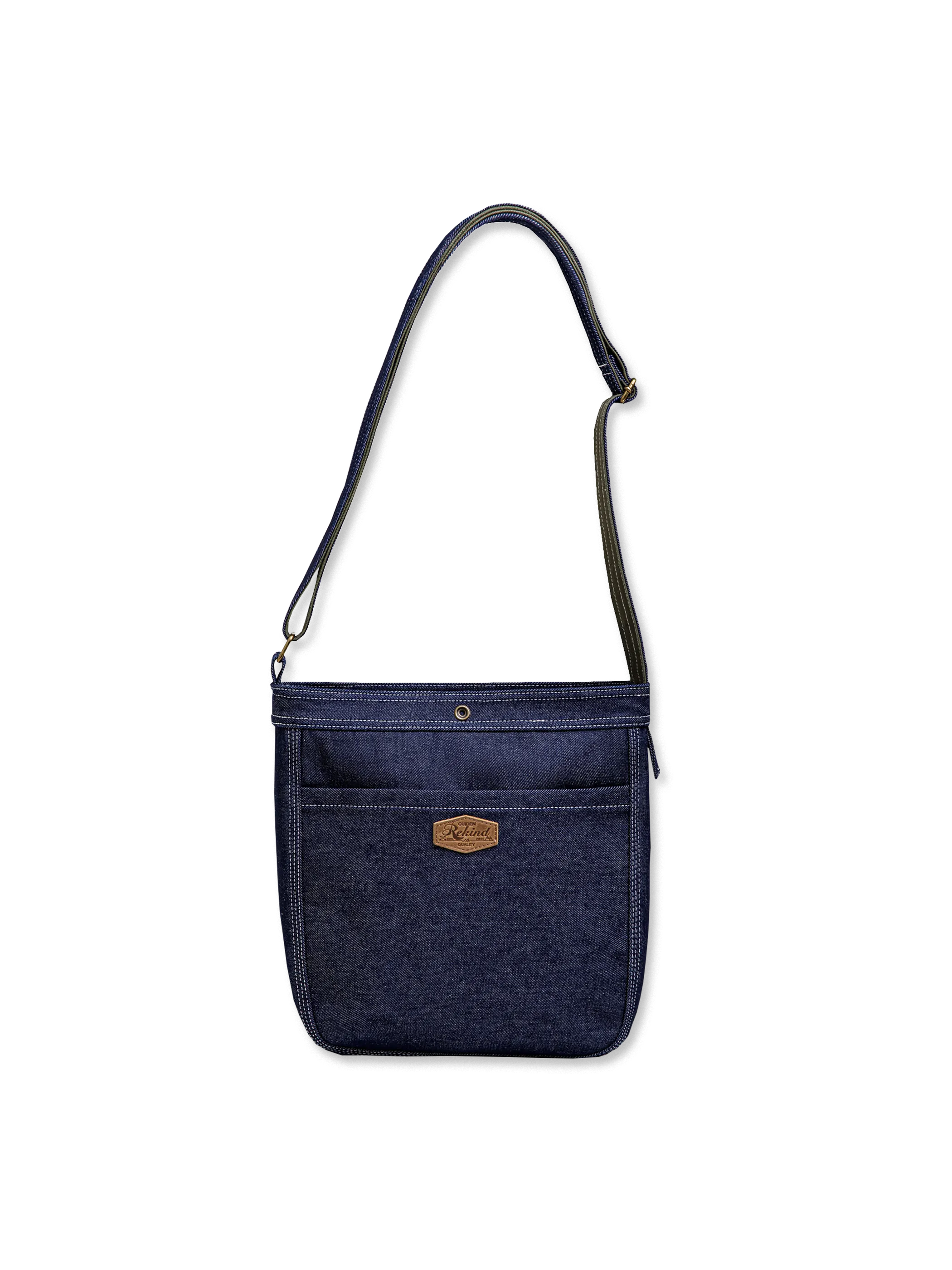 1940年代の郵便配達用バッグを再現した明るいインディゴデニムとステッチが特徴のヴィンテージ風デニムメッセンジャーバッグ。収納力と耐久性に優れたデザイン。