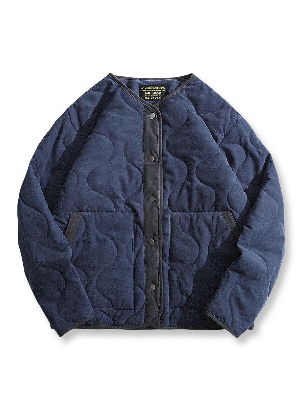 ピーチスキン素材と波形キルティングのノーカラー中綿ジャケット。軽量中綿とユニセックス仕様。