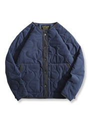 ピーチスキン素材と波形キルティングのノーカラー中綿ジャケット。軽量中綿とユニセックス仕様。