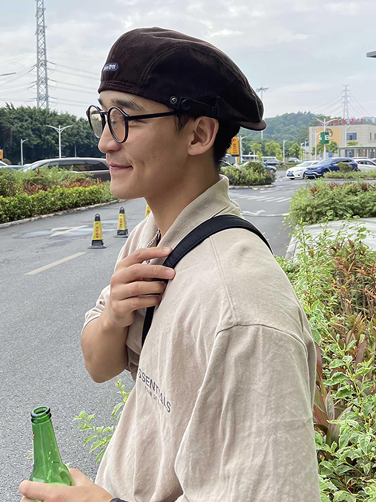 カジュアルかつ洗練されたコーデュロイのベレー帽を着用するモデル。フロントの刺繍がシンプルながらも強い個性を表現している。