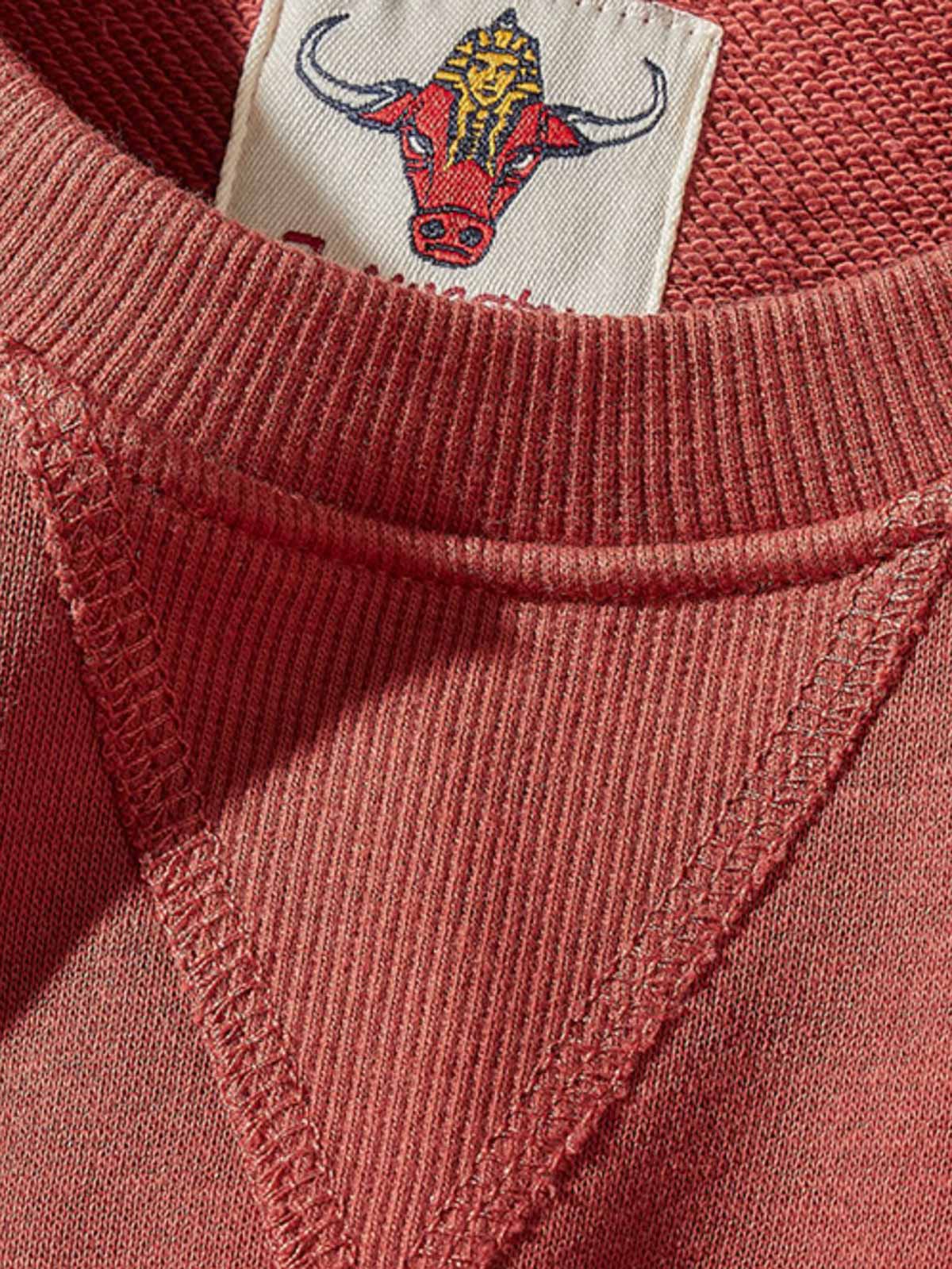 製品画像: 5色展開のクラシックなヘビーウェイトパイルクルーネックスウェットの全体画像
詳細画像: ヴィンテージ感のある5色展開のクルーネックスウェット、逆三角形リブパッチのディテール画像