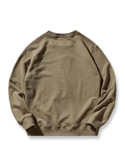 製品画像: 5色展開のクラシックなヘビーウェイトパイルクルーネックスウェットの全体画像
詳細画像: ヴィンテージ感のある5色展開のクルーネックスウェット、逆三角形リブパッチのディテール画像