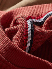 製品画像: 5色展開のクラシックなヘビーウェイトパイルクルーネックスウェットの全体画像
詳細画像: ヴィンテージ感のある5色展開のクルーネックスウェット、逆三角形リブパッチのディテール画像