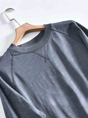 製品画像: ヘビーウェイト竹節糸長袖Tシャツの正面展示
詳細画像: リブネックとラグランスリーブのディテール展示