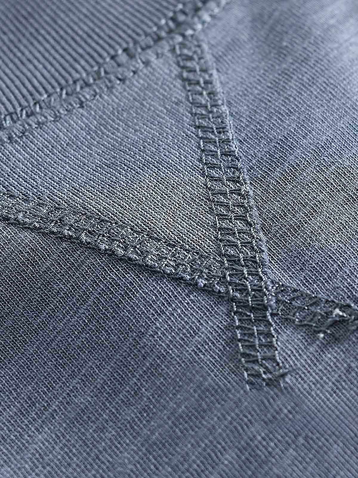 製品画像: ヘビーウェイト竹節糸長袖Tシャツの正面展示
詳細画像: リブネックとラグランスリーブのディテール展示