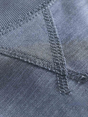 製品画像: ヘビーウェイト竹節糸長袖Tシャツの正面展示
詳細画像: リブネックとラグランスリーブのディテール展示