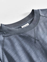 製品画像: ヘビーウェイト竹節糸長袖Tシャツの正面展示
詳細画像: リブネックとラグランスリーブのディテール展示