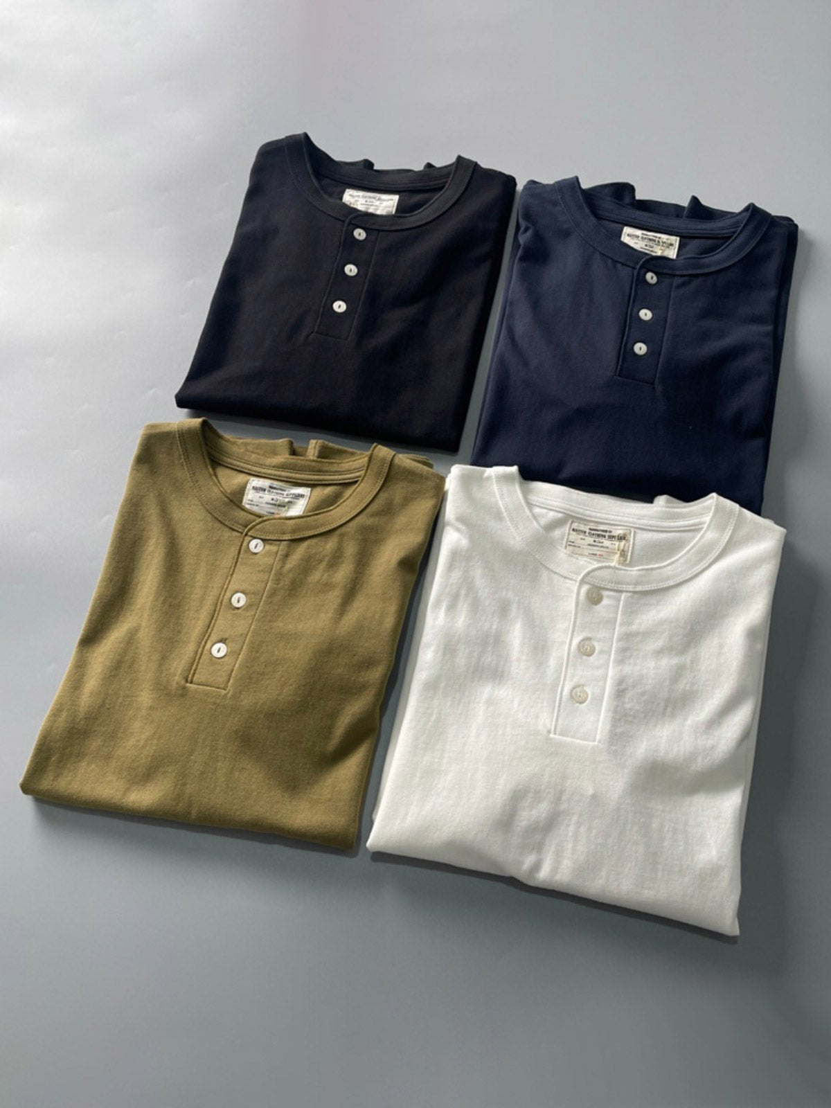 クラシックヘンリーネックTシャツのフロント展示
