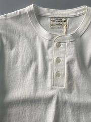 製品画像: クラシックヘンリーネックTシャツのフロント展示 詳細画像: リブネックと縫製ディテールの展示