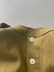 製品画像: クラシックヘンリーネックTシャツのフロント展示 詳細画像: リブネックと縫製ディテールの展示