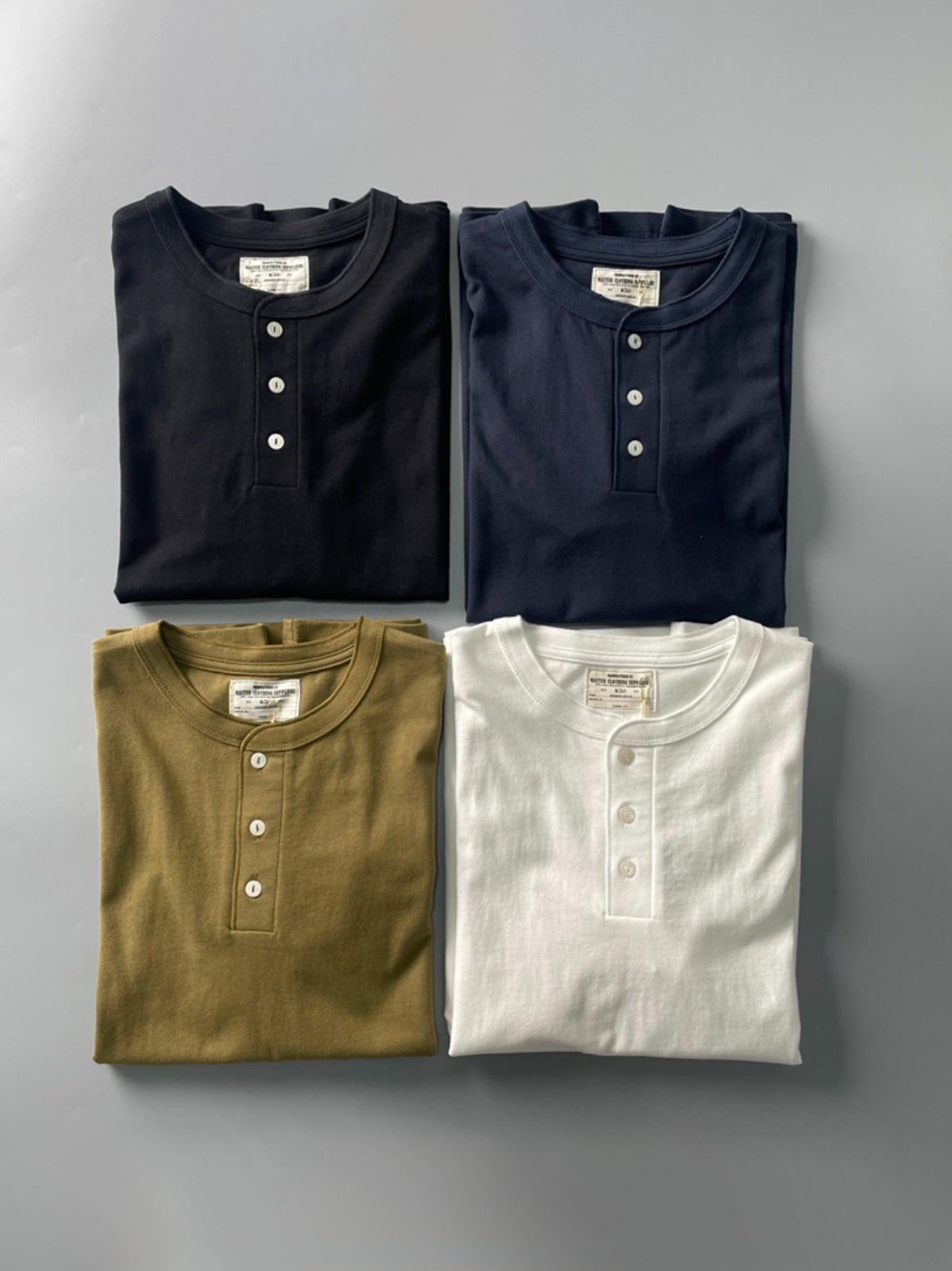 製品画像: クラシックヘンリーネックTシャツのフロント展示 詳細画像: リブネックと縫製ディテールの展示