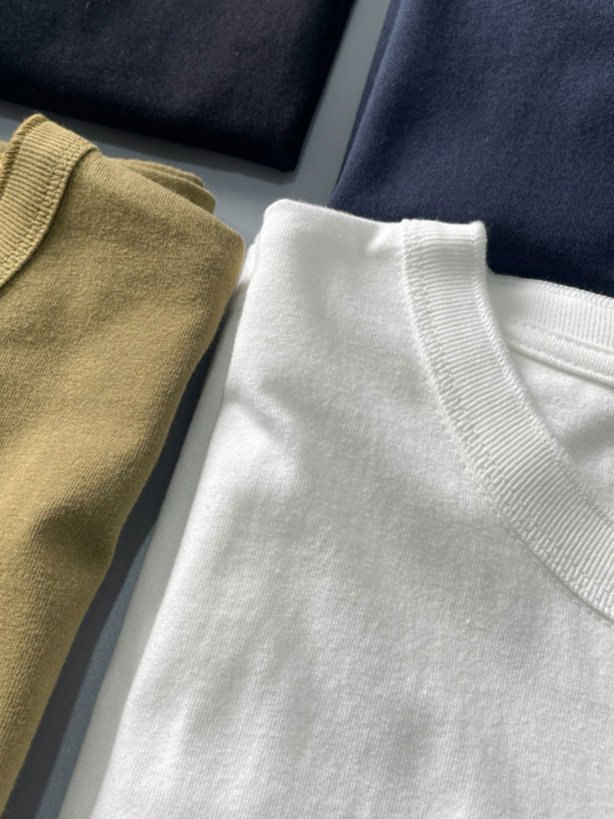 製品画像: クラシックヘンリーネックTシャツのフロント展示 詳細画像: リブネックと縫製ディテールの展示