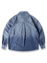 製品画像: 12OZ長繊維コットンのウォッシュ加工ルーズフィット長袖シャツの平置き写真
詳細画像: グラデーションとカスタムボタンのディテール