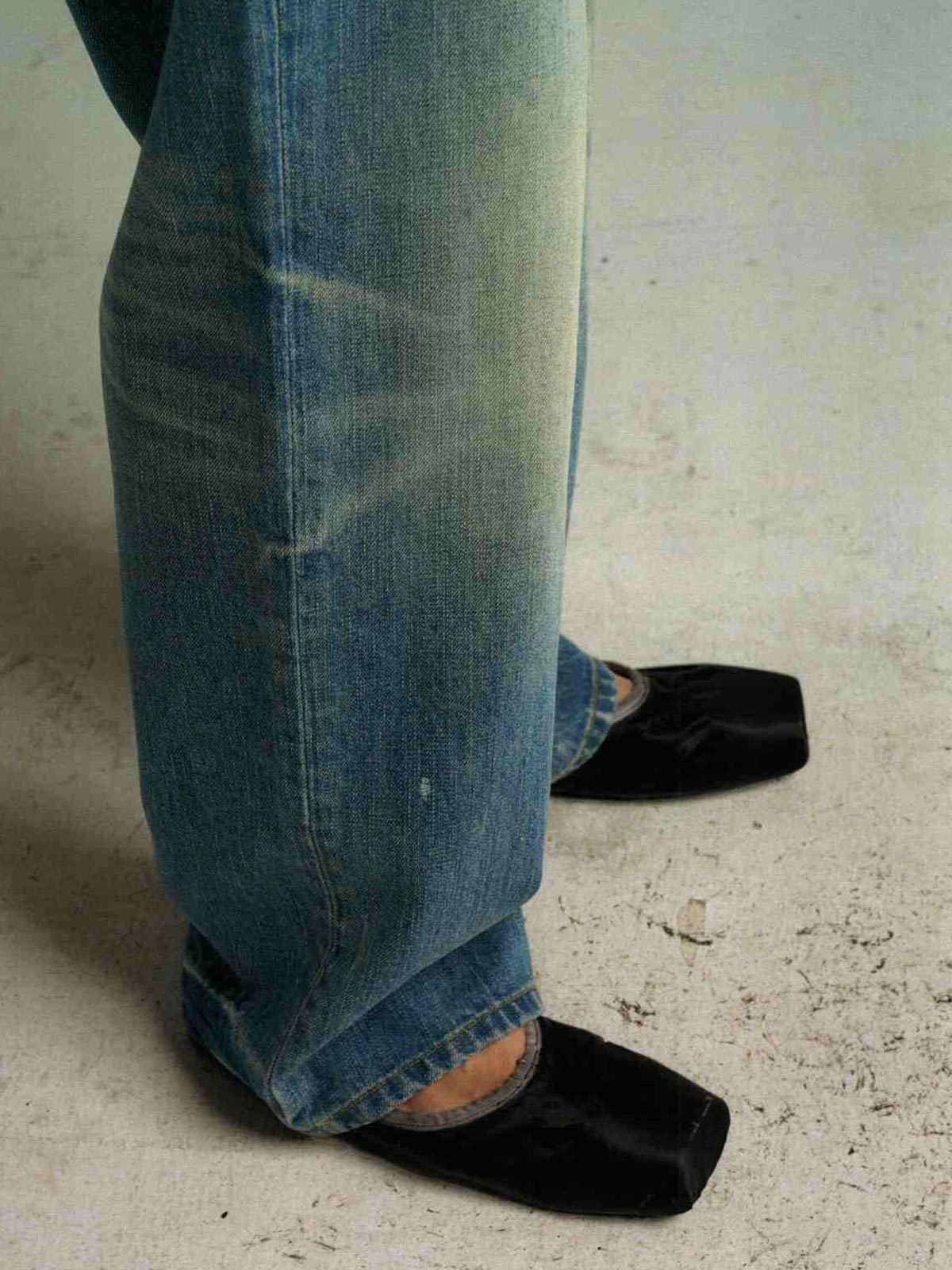 詳細画像: 50年代ワイドウォッシュデニムパンツのディテール図、凹面ボタン、リベット、クラシックな山脈ラインのディテールを展示