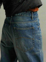 詳細画像: 50年代ワイドウォッシュデニムパンツのディテール図、凹面ボタン、リベット、クラシックな山脈ラインのディテールを展示