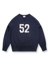 「52」プリント入りの500Gヘビーウェイトスウェットシャツ