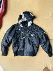 製品画像:57飛行隊機能性MA-1フライトジャケットの正面展示。取り外し可能なフード付きのミリタリー風ジャケット。
詳細画像:取り外し可能なフードと多機能ポケットのディテール。収納力と実用性を兼ね備えたデザイン。