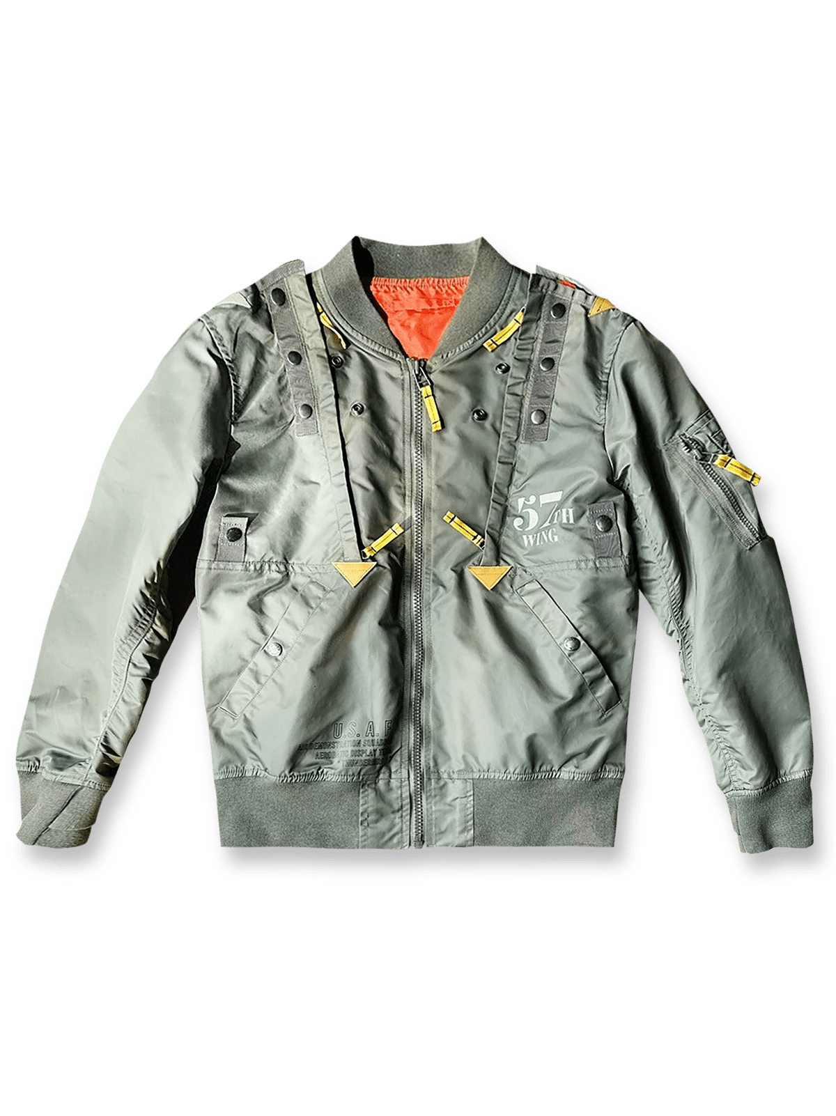 製品画像:57飛行隊機能性MA-1フライトジャケットの正面展示。取り外し可能なフード付きのミリタリー風ジャケット。
詳細画像:取り外し可能なフードと多機能ポケットのディテール。収納力と実用性を兼ね備えたデザイン。