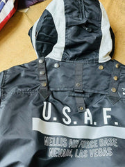 製品画像:57飛行隊機能性MA-1フライトジャケットの正面展示。取り外し可能なフード付きのミリタリー風ジャケット。
詳細画像:取り外し可能なフードと多機能ポケットのディテール。収納力と実用性を兼ね備えたデザイン。