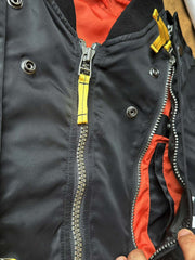 製品画像:57飛行隊機能性MA-1フライトジャケットの正面展示。取り外し可能なフード付きのミリタリー風ジャケット。
詳細画像:取り外し可能なフードと多機能ポケットのディテール。収納力と実用性を兼ね備えたデザイン。