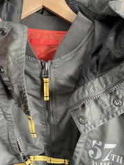 製品画像:57飛行隊機能性MA-1フライトジャケットの正面展示。取り外し可能なフード付きのミリタリー風ジャケット。
詳細画像:取り外し可能なフードと多機能ポケットのディテール。収納力と実用性を兼ね備えたデザイン。