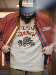 詳細画像: バイカラーのジッパーディテール、ツイル素材の高い耐摩耗性とレトロな赤色の特徴が分かる部分アップ。
モデル画像: レトロなレーシングジャケットを着用したモデル、ストリートファッションとヴィンテージスタイルを演出。