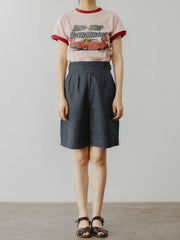 モデルがPESSOA CLUBのヒッピー風プリントTシャツを着用し、カジュアルでスタイリッシュなスタイルを披露