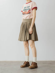 モデルがPESSOA CLUBのヒッピー風プリントTシャツを着用し、カジュアルでスタイリッシュなスタイルを披露