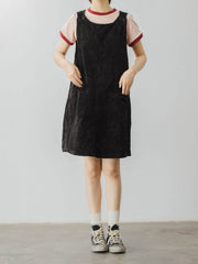 モデルがPESSOA CLUBのヒッピー風プリントTシャツを着用し、カジュアルでスタイリッシュなスタイルを披露