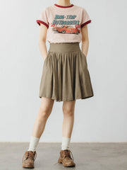 モデルがPESSOA CLUBのヒッピー風プリントTシャツを着用し、カジュアルでスタイリッシュなスタイルを披露