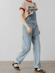 モデルがPESSOA CLUBのヒッピー風プリントTシャツを着用し、カジュアルでスタイリッシュなスタイルを披露