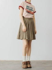 モデルがPESSOA CLUBのヒッピー風プリントTシャツを着用し、カジュアルでスタイリッシュなスタイルを披露