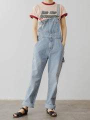 モデルがPESSOA CLUBのヒッピー風プリントTシャツを着用し、カジュアルでスタイリッシュなスタイルを披露