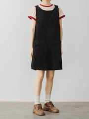 モデルがPESSOA CLUBのヒッピー風プリントTシャツを着用し、カジュアルでスタイリッシュなスタイルを披露