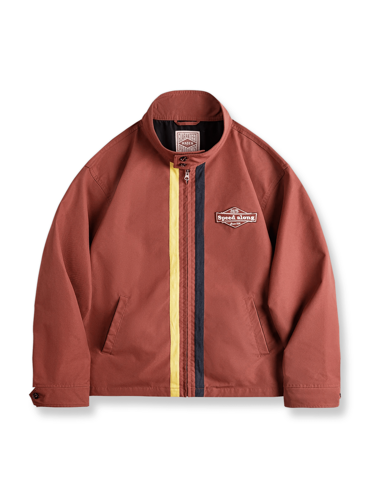 60年代風レーシングジャケット。バイカラージッパーとレトロレッド、コットンツイル素材、スタンドカラー&木製ダブルボタンが特徴。