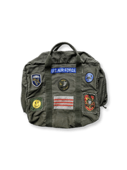 70s水洗デルフォー帆布デプロイメントバッグの全体像を展示し、そのクラシックな魅力とディテールが強調されています。