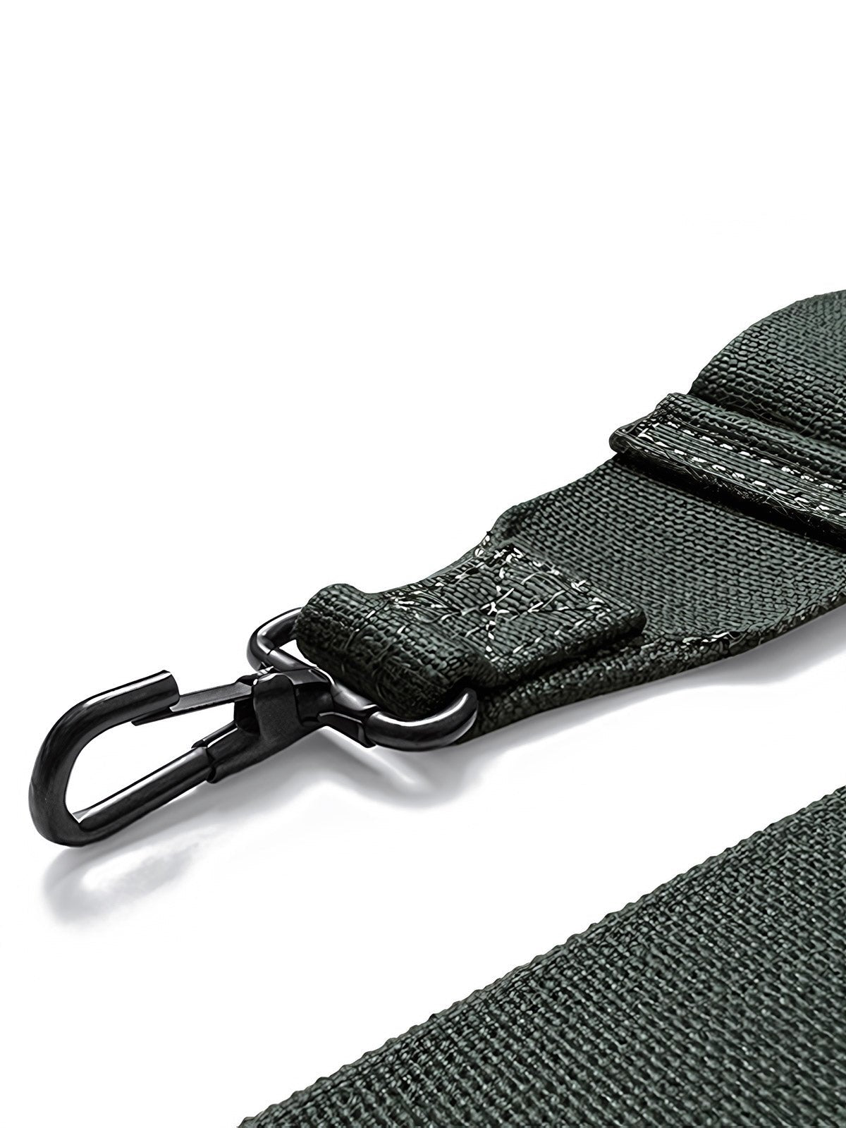 マットブラック防錆加工が施されたストラップのディテール