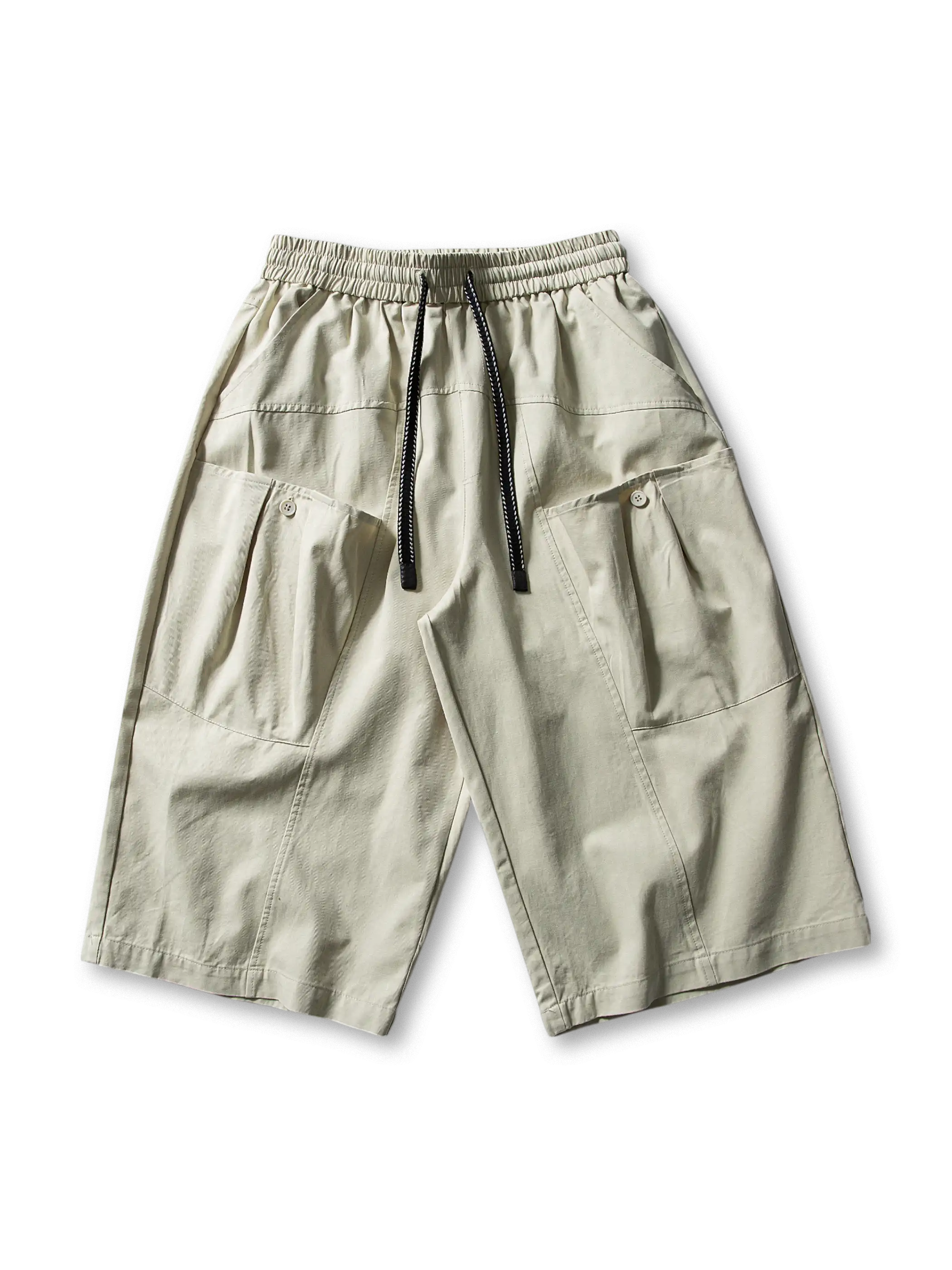 大容量ポケットとドローコードウエストが映える7分丈カーゴショーツ