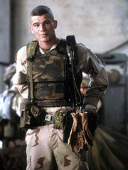 アウトドアライディングシーンで使用されているグローブの着用画像