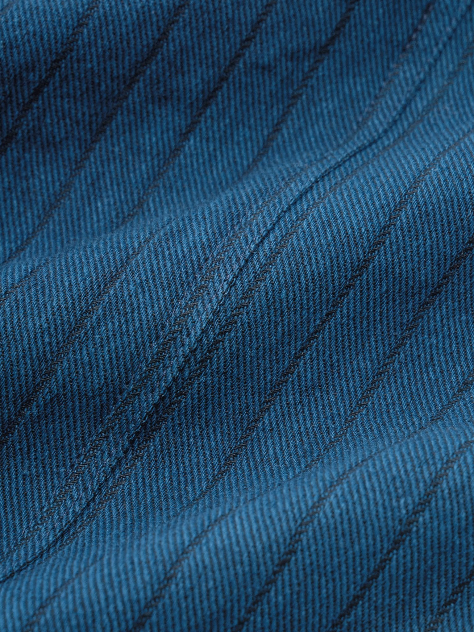 刺し子のディテールが特徴的なスラックス、職人が一針一針丁寧に刺繍した独特な風合い