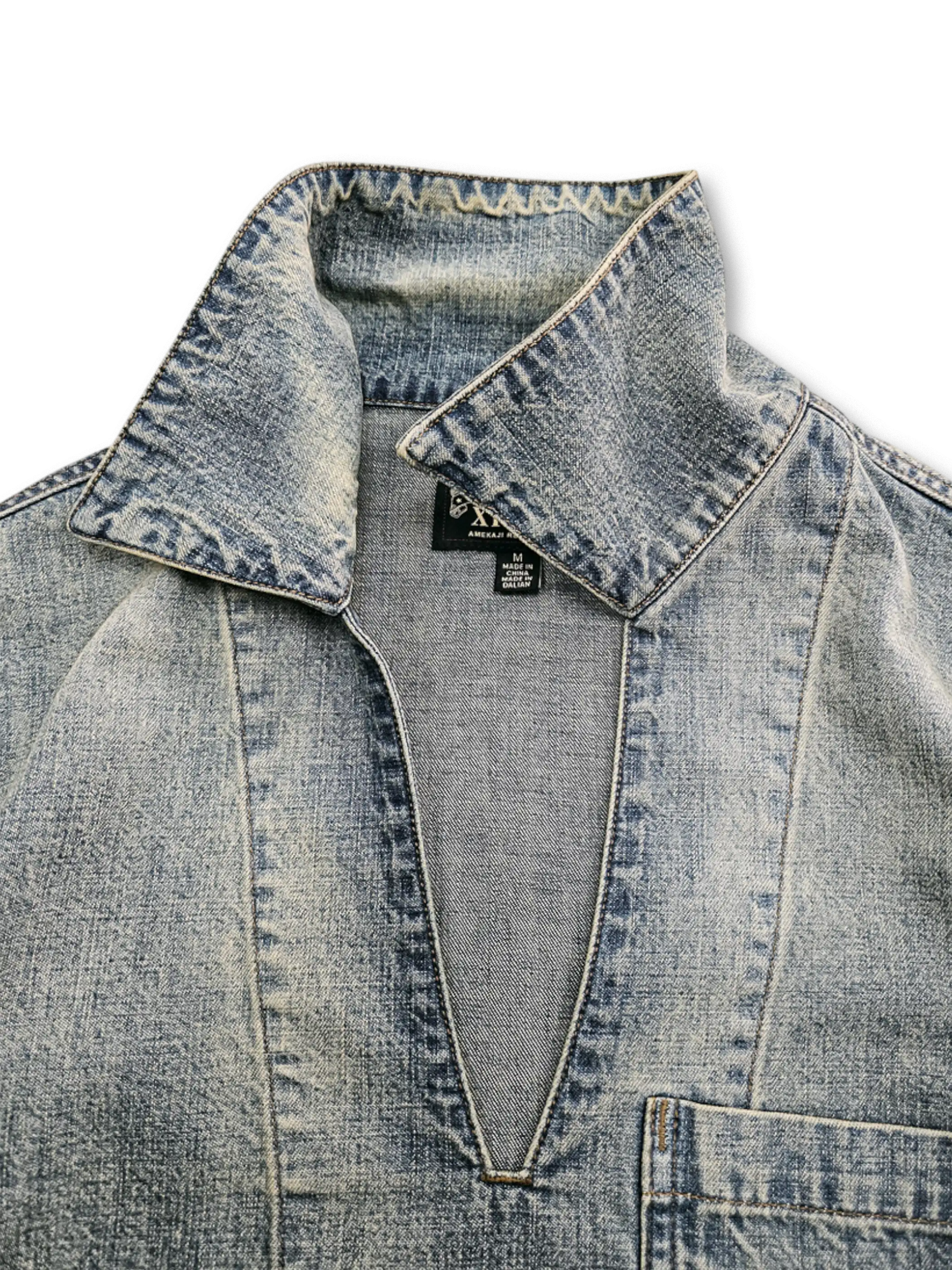 Vネックとクラシックポケットが特徴の全綿デニムワークシャツ