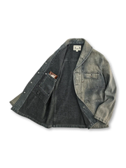 ショールカラーとダブルポケットが特徴的なデニムワークジャケットの正面