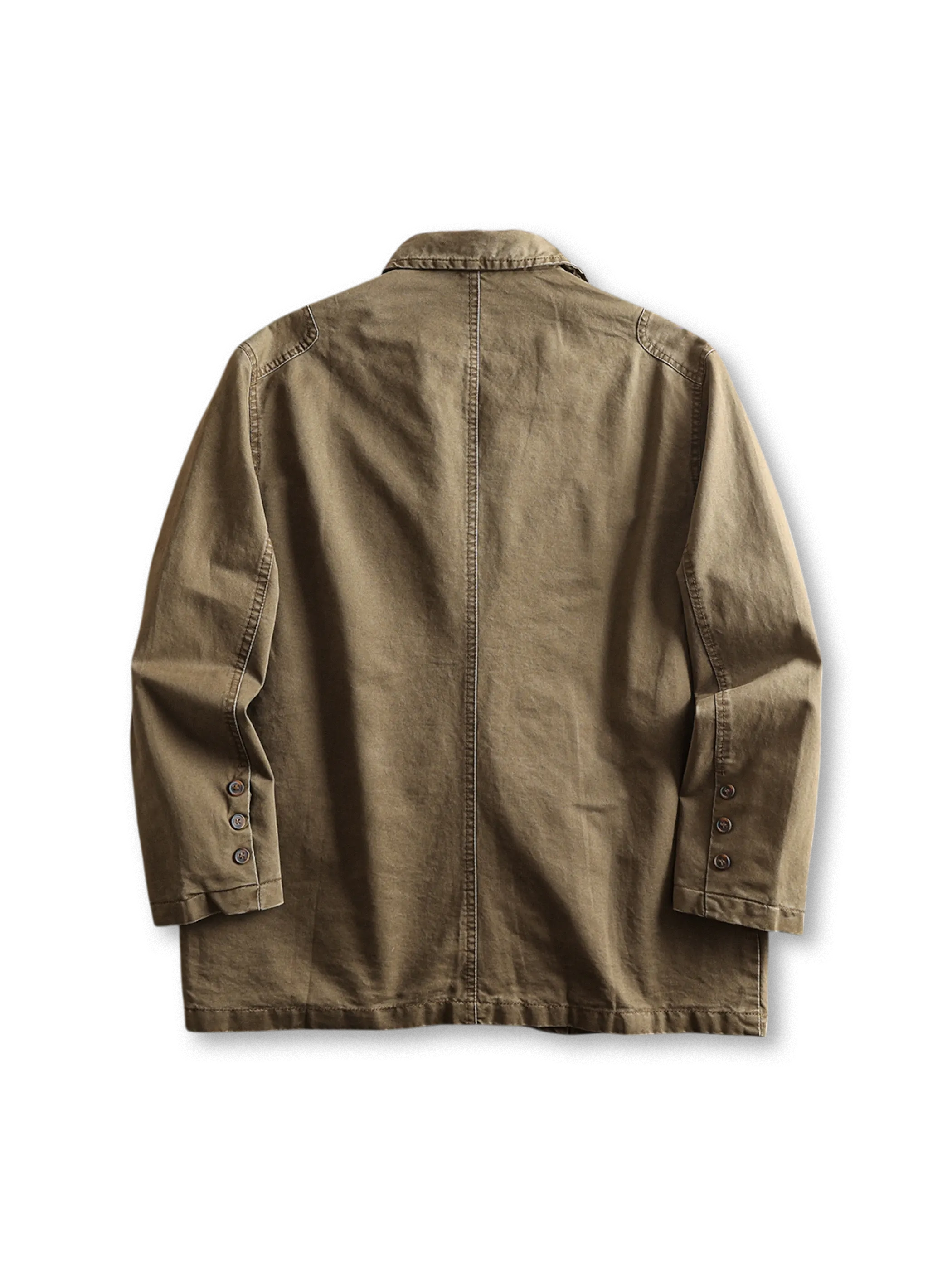 ゆったりとしたシルエットのコットンツイルジャケット、フロントに大きめポケットがある