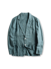 リネンブレンドのテーラードジャケット、フロントに二つボタンとパッチポケットが見える