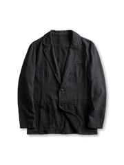 リネンブレンドのテーラードジャケット、フロントに二つボタンとパッチポケットが見える