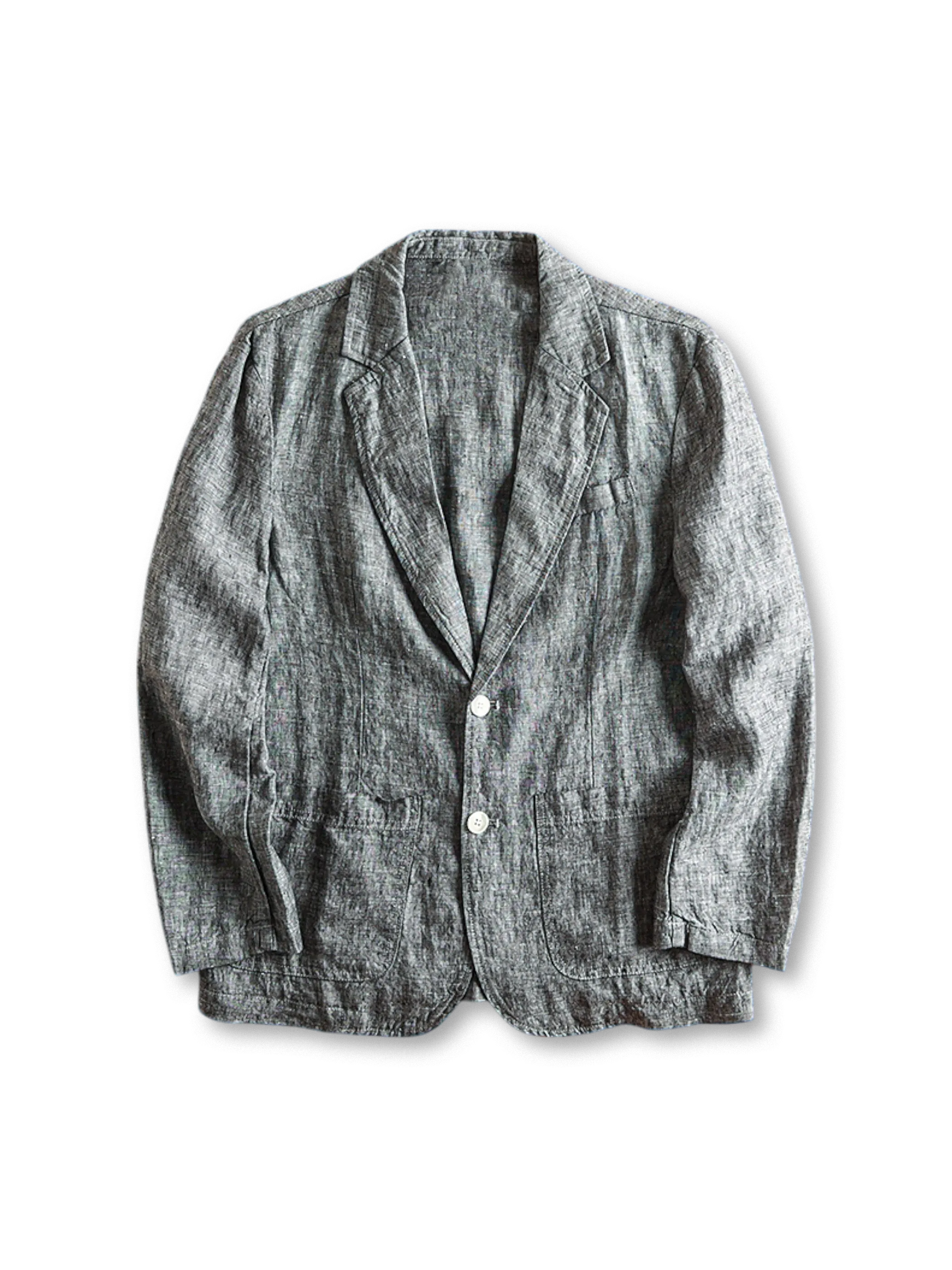 ウォッシュ加工されたリネン素材のテーラードジャケット、フロントに二つボタンとパッチポケッ