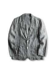 ウォッシュ加工されたリネン素材のテーラードジャケット、フロントに二つボタンとパッチポケッ